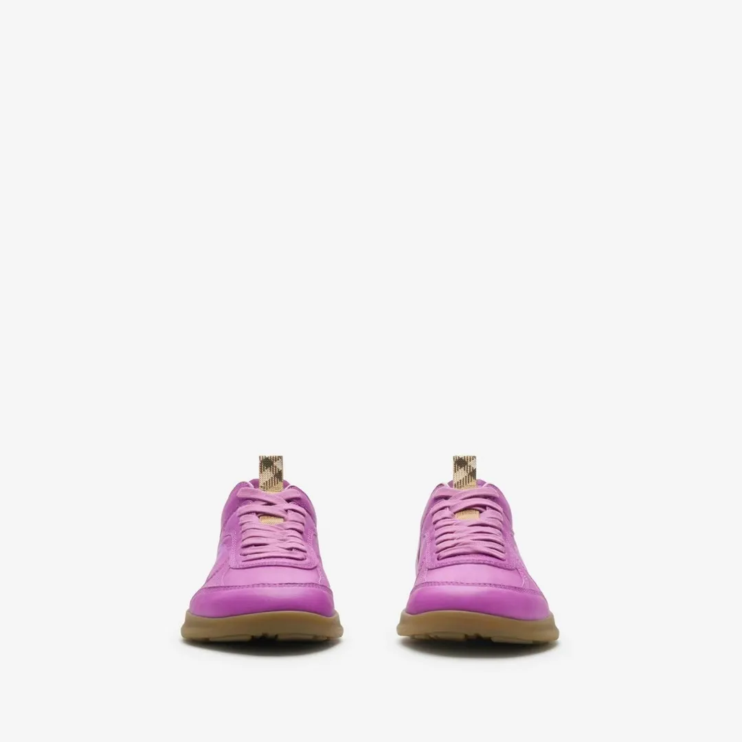 Men's Men's Shoes 💰440 [New Style] 🐝🐝Burberry - Burberr SU25 new MATRIX retro sneakers ♞size; 38-44 (45 customized) calfskin The main style of the summer fashion show, retro and casual, light and comfortable. Burberry made its debut at the brand's 2025 summer fashion show. Made of refined Italian leather with tonal topstitching details, it's inspired by sporty design. Paired with lightweight soles and Burberry check sneakers, they are embellished with embroidery of the brand's Equestrian Knight logo (EKD). - Lace-up design - EKD embroidery on the side - EKD embroidery on the sole